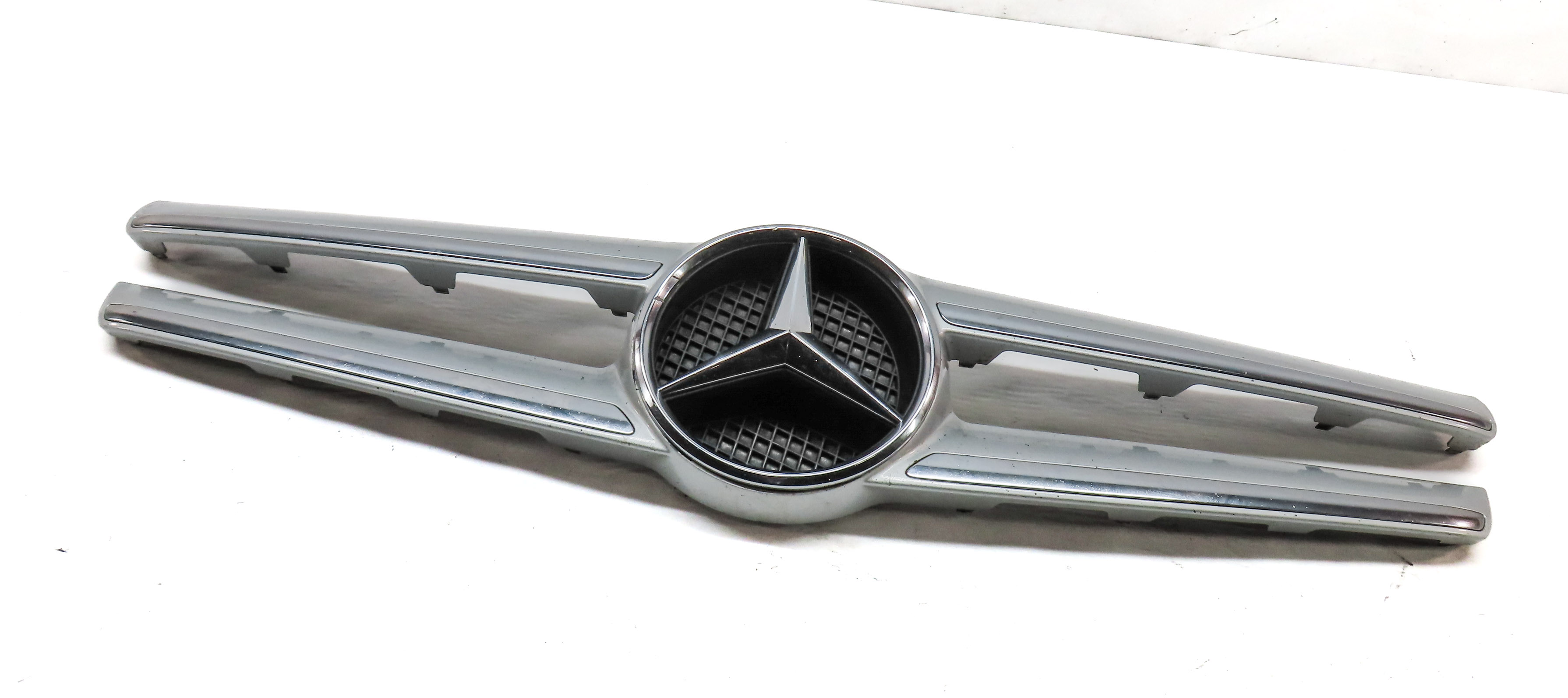2015-2017 MERCEDES BENZ GLA250 (X156) FRONT UPPER CENTER HOOD VENT GRILLE TRIM — exact item pictured